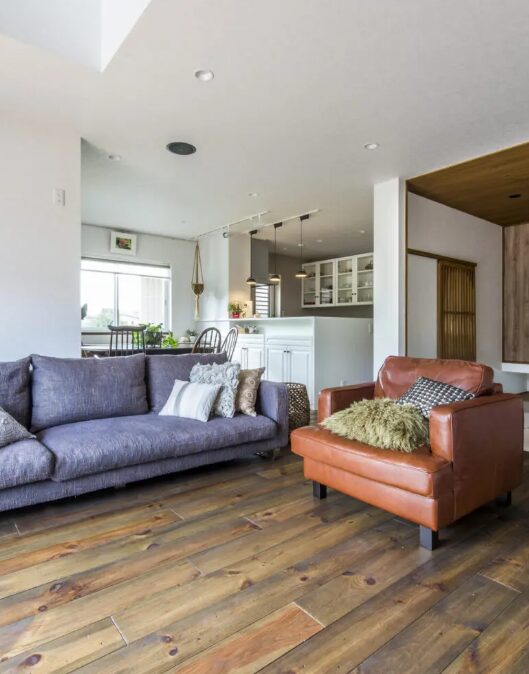 自然と調和する、森に浮かぶようなウッドデッキのある住まい