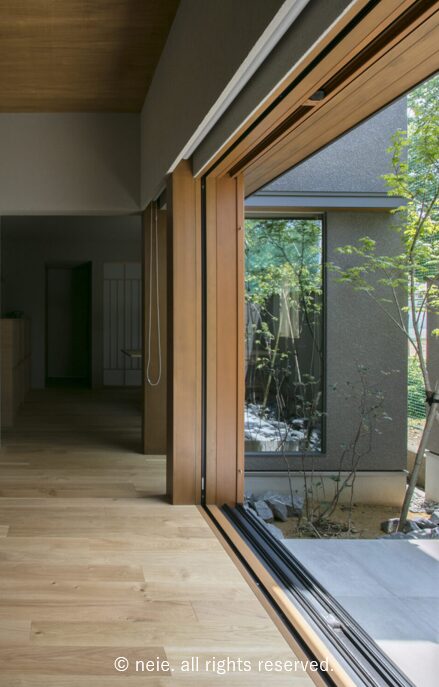 こだわり設計の窓から差し込む自然光が作る日々の暮らし