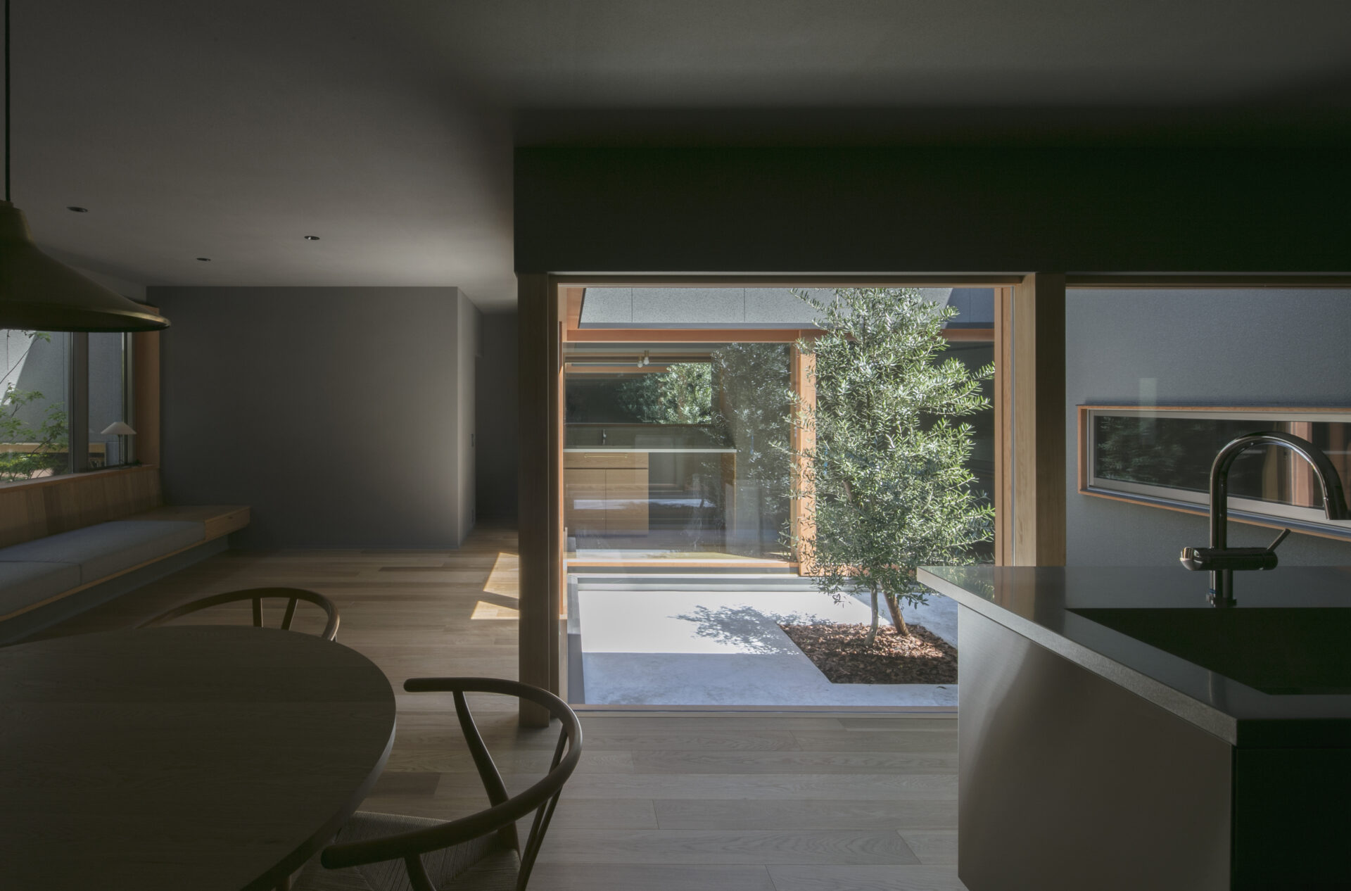 中庭がつくる、家の真ん中の余白