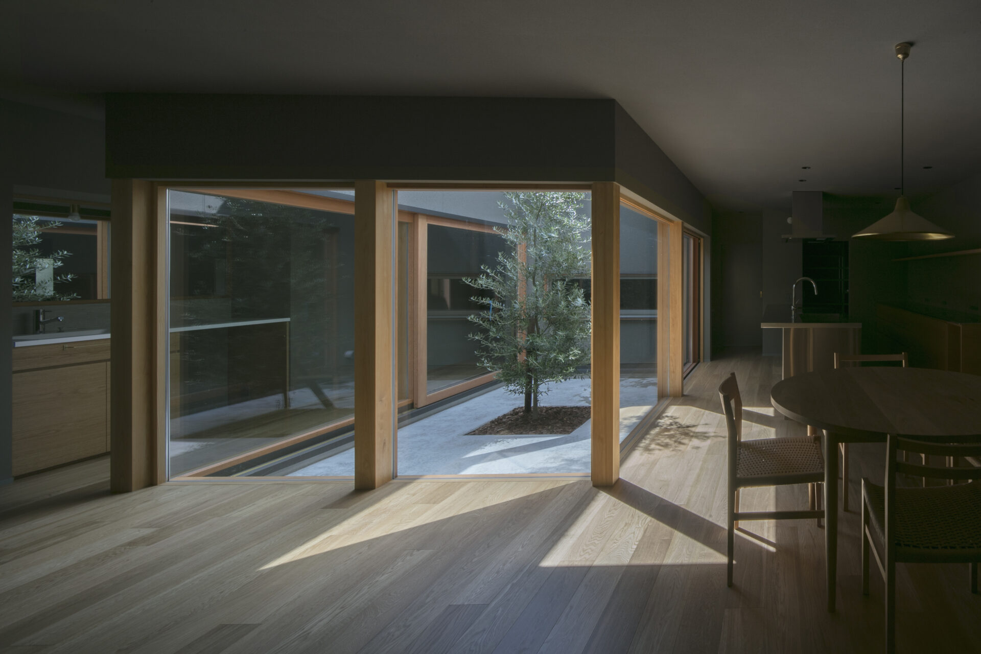 庭を囲み、光と静けさが巡る家