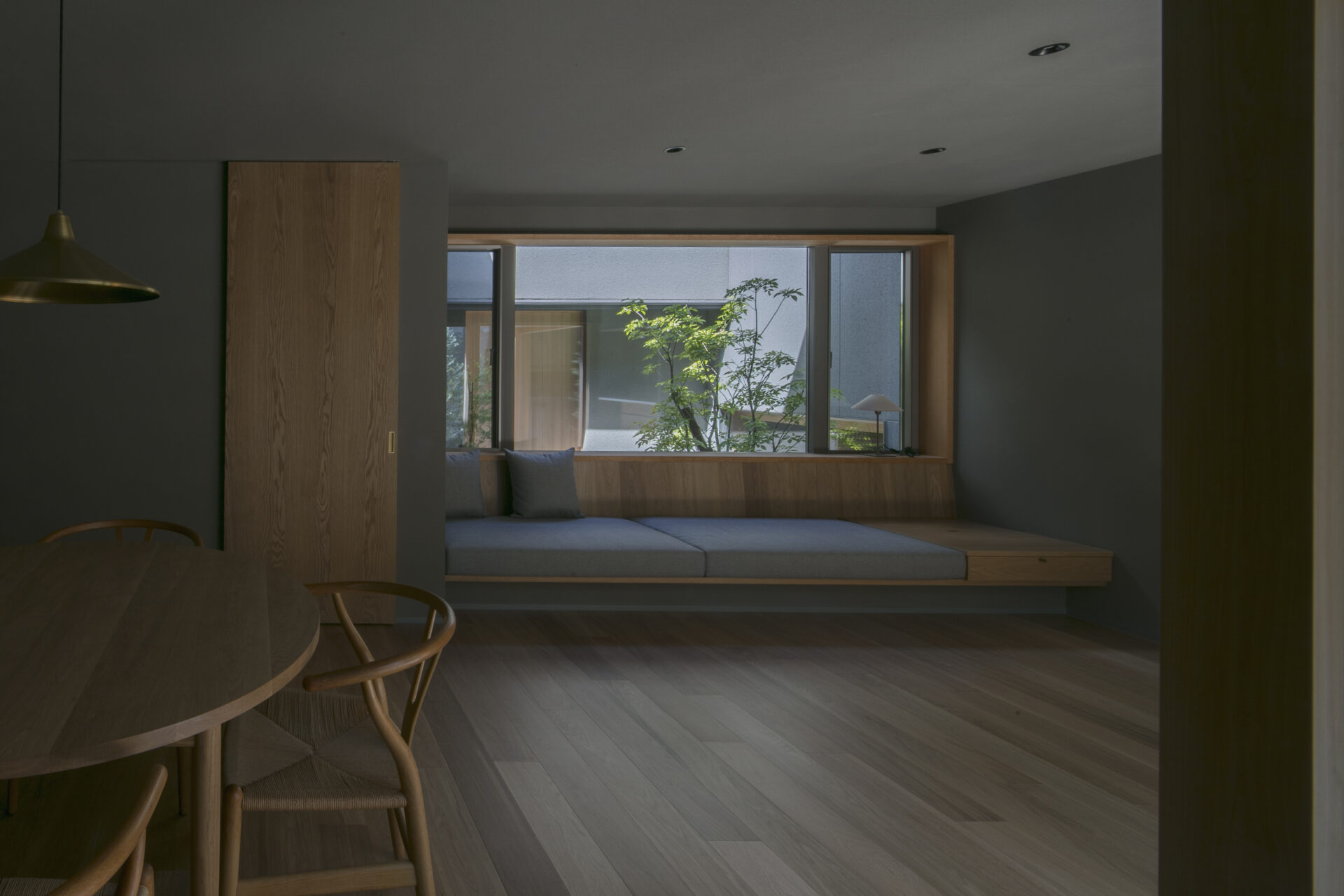 窓辺に腰かける、暮らしの小さな特等席