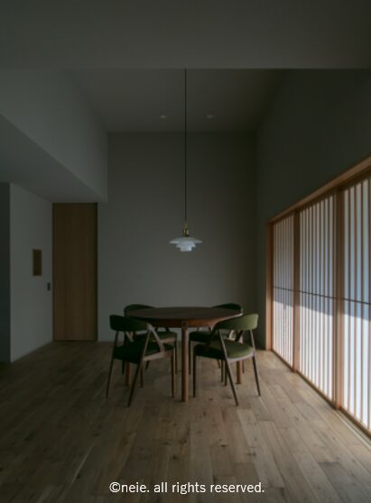 淡い光と庭の緑が作る家族の憩いの空間