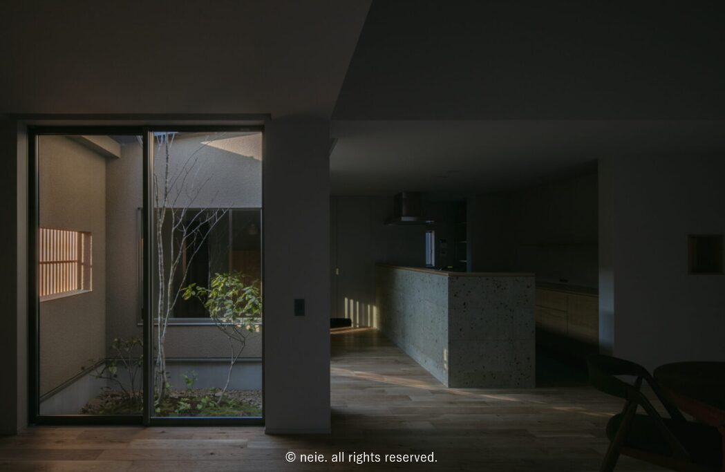 淡い光と庭の緑が作る家族の憩いの空間