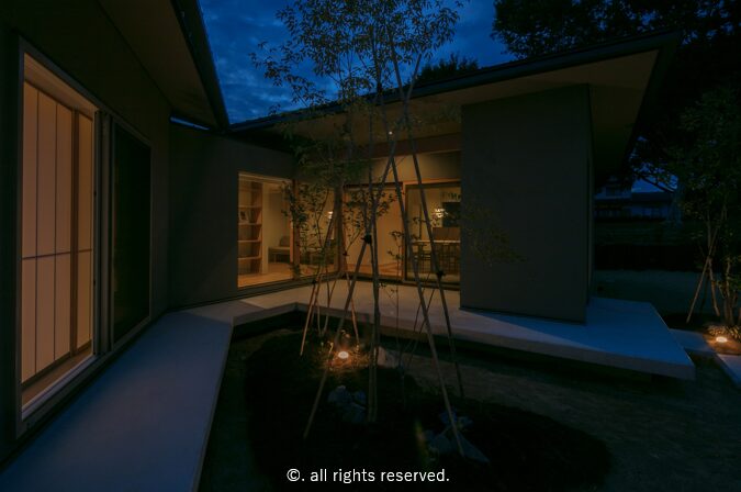光と影を美しく整えた中庭のある住まい
